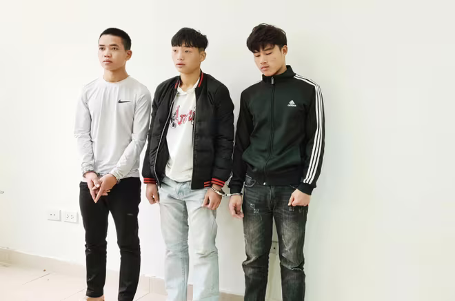 3 đối tượng hiện đang bị tạm giữ hình sự tại CAQ Nam Từ Liêm 3 đối tượng hiện đang bị tạm giữ hình sự tại CAQ Nam Từ Liêm