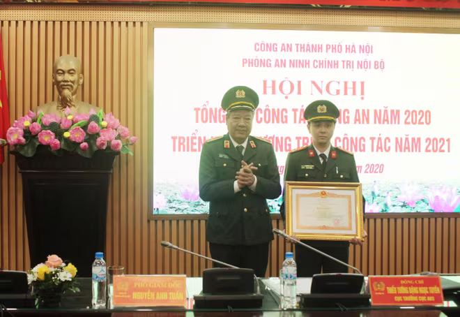 Thiếu tướng Đặng Ngọc Tuyến, Cục trưởng Cục An ninh chính trị nội bộ trao Bằng khen của Thủ tướng Chính phủ cho Đại úy Văn Ngọc Phương, Phó Đội trưởng Đội Cảnh vệ