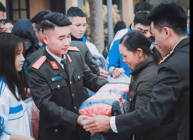 Vui mừng nhận món quà tình cảm của đoàn công tác Vui mừng nhận món quà tình cảm của đoàn công tác
