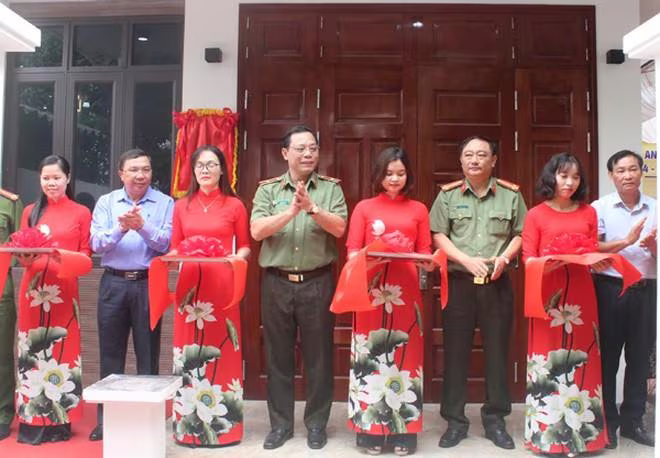 Đảng ủy Ban Giám đốc CATP luôn coi trọng công tác chính sách, đền ơn đáp nghĩa với CBCS. (Trong ảnh Thiếu tướng Nguyễn Hải Trung cùng lãnh đạo huyện Đan Phượng khánh thành nhà tình nghĩa tặng liệt sỹ CAND vào tháng 10-2020) Đảng ủy Ban Giám đốc CATP luôn coi trọng công tác chính sách, đền ơn đáp nghĩa với CBCS. (Trong ảnh Thiếu tướng Nguyễn Hải Trung cùng lãnh đạo huyện Đan Phượng khánh thành nhà tình nghĩa tặng liệt sỹ CAND vào tháng 10-2020)