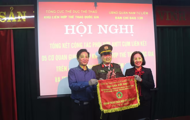 Bàn giao Cờ luân lưu đơn vị Cụm trưởng Cụm liên kết từ Khu liên hợp thể thao Quốc gia sang Ngân hàng Nông nghiệp và phát triển nông thôn Bàn giao Cờ luân lưu đơn vị Cụm trưởng Cụm liên kết từ Khu liên hợp thể thao Quốc gia sang Ngân hàng Nông nghiệp và phát triển nông thôn