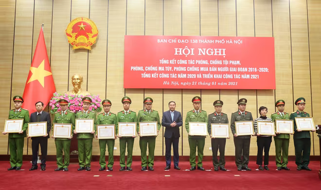 Ông Lê Hồng Sơn tặng Bằng khen của UBND TP cho các tập thể, cá nhân có thành tích xuất sắc Ông Lê Hồng Sơn tặng Bằng khen của UBND TP cho các tập thể, cá nhân có thành tích xuất sắc