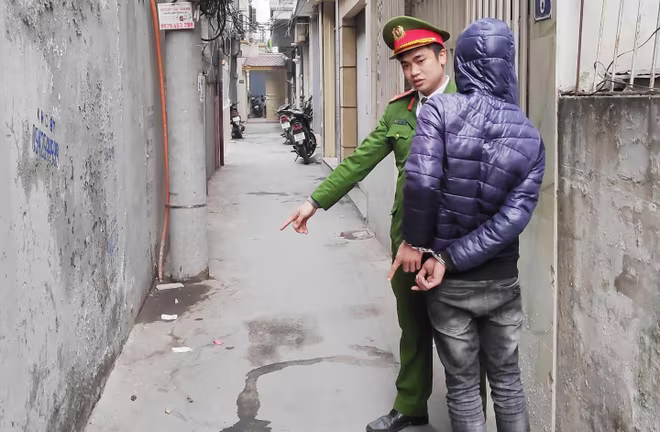 Thực hiện dẫn giải đối tượng đến hiện trường vụ án Thực hiện dẫn giải đối tượng đến hiện trường vụ án