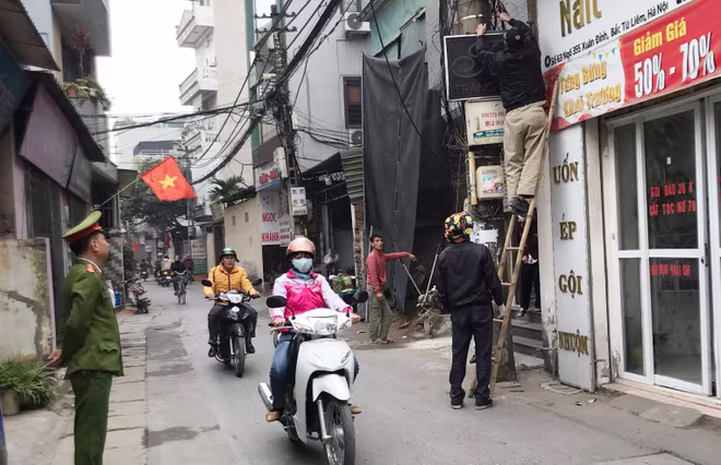 Với các chủ cơ sở chưa tự nguyện, CAP Xuân Đỉnh và lực lượng chức năng đã lập biên bản tháo dỡ các biển hiệu sai quy định Với các chủ cơ sở chưa tự nguyện, CAP Xuân Đỉnh và lực lượng chức năng đã lập biên bản tháo dỡ các biển hiệu sai quy định