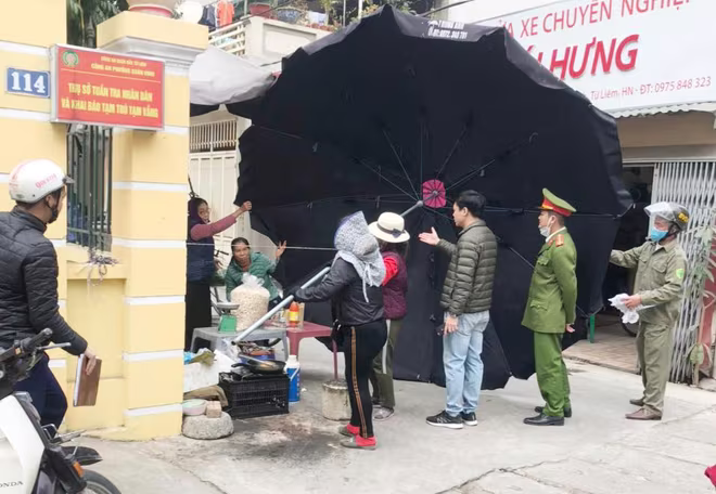 Người dân trên địa bàn phường Xuân Đỉnh đồng tình với việc tháo dỡ lều lán tạm bợ vì một đô thị phong quang, sạch đẹp Người dân trên địa bàn phường Xuân Đỉnh đồng tình với việc tháo dỡ lều lán tạm bợ vì một đô thị phong quang, sạch đẹp