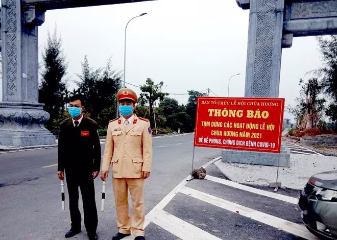 Điểm chốt của CAH Mỹ Đức tại cổng Tiên Mai từ Hà Nam vào chùa Hương Điểm chốt của CAH Mỹ Đức tại cổng Tiên Mai từ Hà Nam vào chùa Hương