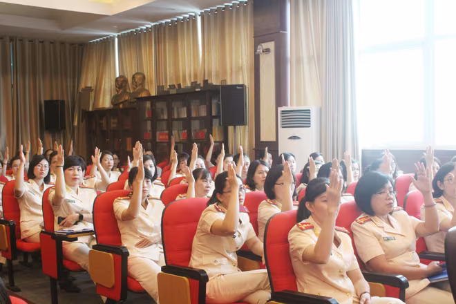 Đại hội đã bầu 5 đồng chí vào Ban chấp hành Hội phụ nữ Phòng Hồ sơ nhiệm kỳ 2021-2025 Đại hội đã bầu 5 đồng chí vào Ban chấp hành Hội phụ nữ Phòng Hồ sơ nhiệm kỳ 2021-2025