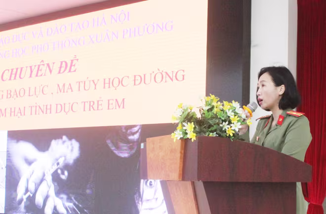 Thiếu tá Nguyễn Thị Tuyết, Đội phó Đội An ninh CAQ Nam Từ Liêm khai mạc buổi tuyên truyền pháp luật Thiếu tá Nguyễn Thị Tuyết, Đội phó Đội An ninh CAQ Nam Từ Liêm khai mạc buổi tuyên truyền pháp luật