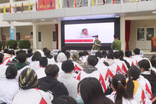 Thượng tá PGS.TS Nguyễn Minh Hiển, Trưởng khoa Nghiệp vụ cơ bản Học viện Cảnh sát nhân dân thông tin về những con số đáng báo động liên quan đến ma túy Thượng tá PGS.TS Nguyễn Minh Hiển, Trưởng khoa Nghiệp vụ cơ bản Học viện Cảnh sát nhân dân thông tin về những con số đáng báo động liên quan đến ma túy