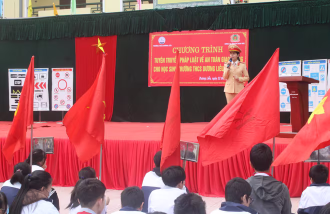 Cán bộ Đội CSGT CAH Hoài Đức tuyên truyền về các chủ đề liên quan đến việc điều khiển giao thông của các em học sinh Cán bộ Đội CSGT CAH Hoài Đức tuyên truyền về các chủ đề liên quan đến việc điều khiển giao thông của các em học sinh