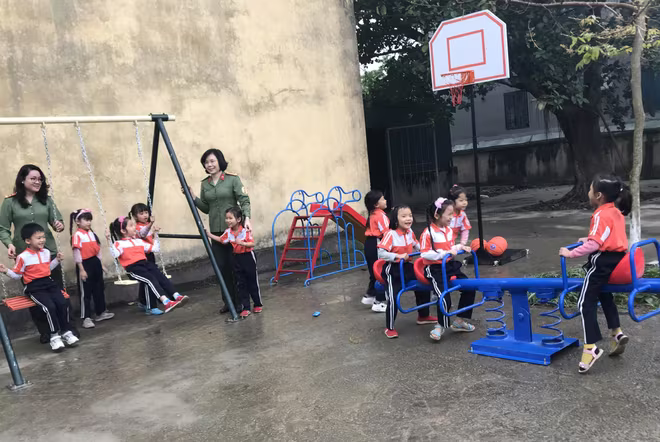 Kinh phí xây dựng sân chơi được các đoàn viên, hội viên Hội phụ nữ các đơn vị trong Cụm thi đua số 2 đóng góp Kinh phí xây dựng sân chơi được các đoàn viên, hội viên Hội phụ nữ các đơn vị trong Cụm thi đua số 2 đóng góp