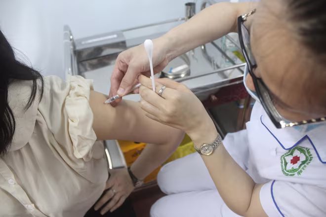 Do được tập huấn nhiều lần nên y tá, điều dưỡng của Bệnh viện CATP đã rất thành thục cách tiêm chủng vaccine Covid-19 Do được tập huấn nhiều lần nên y tá, điều dưỡng của Bệnh viện CATP đã rất thành thục cách tiêm chủng vaccine Covid-19
