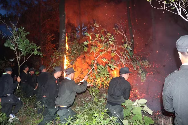 Đoàn viên thanh niên lực lượng Cảnh sát cơ động tham gia chiến dịch cứu cháy rừng tại Hà Tĩnh Đoàn viên thanh niên lực lượng Cảnh sát cơ động tham gia chiến dịch cứu cháy rừng tại Hà Tĩnh