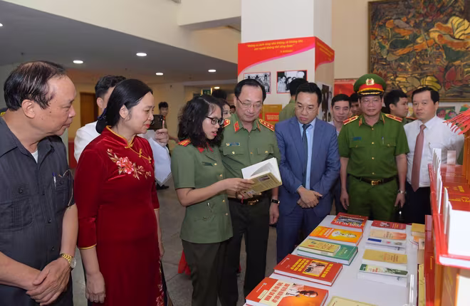 Các đại biểu tham quan triển lãm sách trong khuôn khổ chương trình Các đại biểu tham quan triển lãm sách trong khuôn khổ chương trình