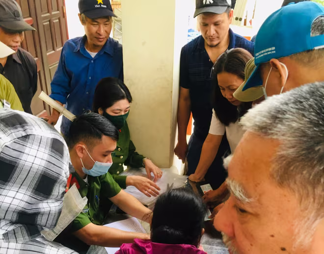 Trung tá Trương Thị Liễu, Phó Công an xã Thanh Liệt, huyện Thanh Trì cùng CBCS Công an xã phát phiếu đăng ký số thứ tự theo khung giờ để cấp CCCD tại điểm lưu động Trung tá Trương Thị Liễu, Phó Công an xã Thanh Liệt, huyện Thanh Trì cùng CBCS Công an xã phát phiếu đăng ký số thứ tự theo khung giờ để cấp CCCD tại điểm lưu động