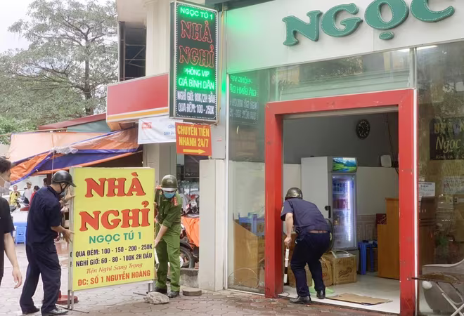 Thu giữ biển quảng cáo sai quy định Thu giữ biển quảng cáo sai quy định