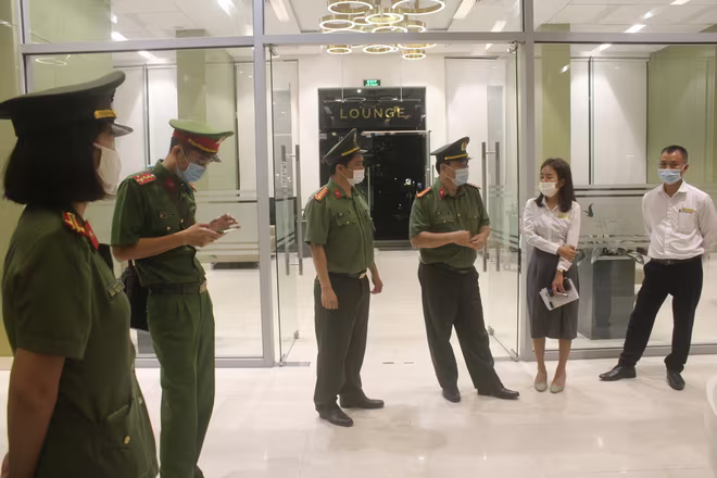 Chỉ huy CAQ Nam Từ Liêm trực tiếp tham gia một tổ công tác, trao đổi với Ban Quản lý tòa nhà về việc tổng kiểm tra rà soát người nước ngoài tạm trú trên địa bàn