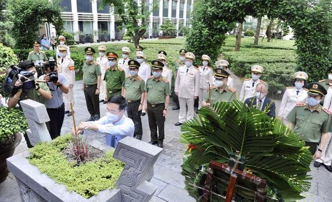 Thường trực Ban Bí thư Võ Văn Thưởng dâng hương tưởng niệm Chủ tịch Hồ Chí Minh Thường trực Ban Bí thư Võ Văn Thưởng dâng hương tưởng niệm Chủ tịch Hồ Chí Minh