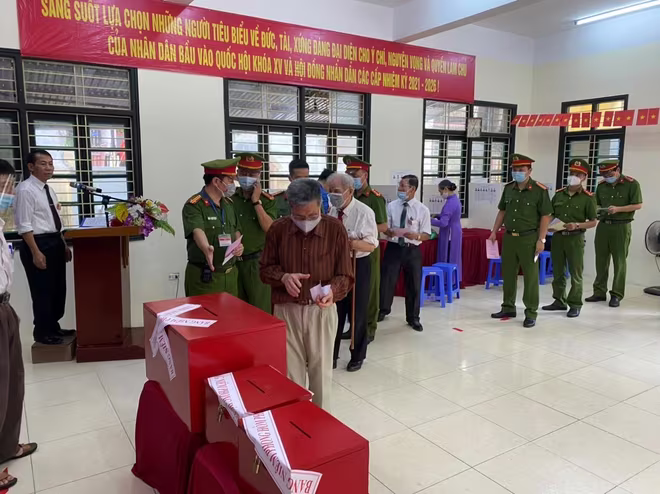 Cán bộ chiến sỹ Công an quận tham gia bỏ phiếu trước để tiếp tục thực hiện nhiệm vụ đảm bảo an ninh, an toàn trong ngày bầu cử Cán bộ chiến sỹ Công an quận tham gia bỏ phiếu trước để tiếp tục thực hiện nhiệm vụ đảm bảo an ninh, an toàn trong ngày bầu cử