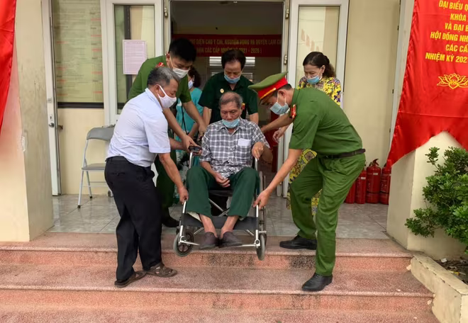 Cán bộ chiến sỹ Công an phường Liên Mạc, quận Bắc Từ Liêm giúp đỡ người khuyết tật trong quá trình tham gia bầu cử Cán bộ chiến sỹ Công an phường Liên Mạc, quận Bắc Từ Liêm giúp đỡ người khuyết tật trong quá trình tham gia bầu cử