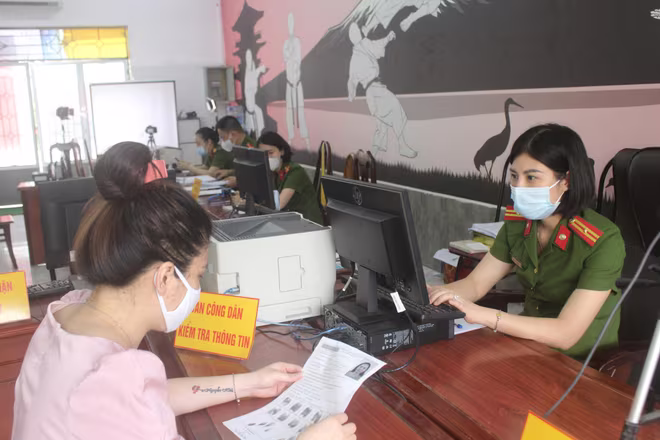 Người dân cảm thấy rất tiện lợi vì thủ tục làm CCCD được nhanh chóng Người dân cảm thấy rất tiện lợi vì thủ tục làm CCCD được nhanh chóng