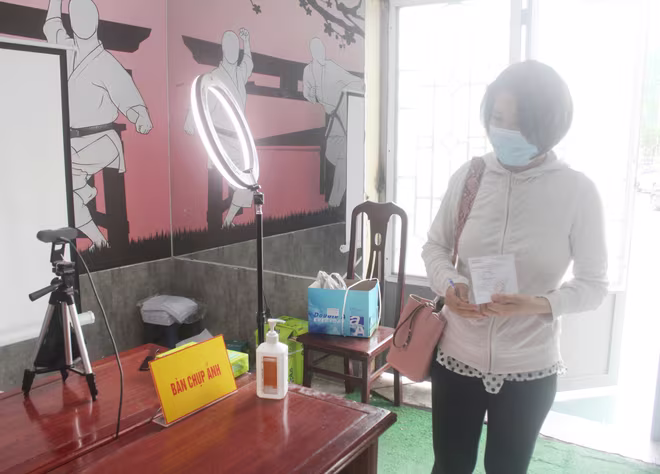 Một cử tri vừa tham gia bầu cử xong liền chuyển sang thủ tục cấp CCCD tại điểm phường Yên Hòa Một cử tri vừa tham gia bầu cử xong liền chuyển sang thủ tục cấp CCCD tại điểm phường Yên Hòa