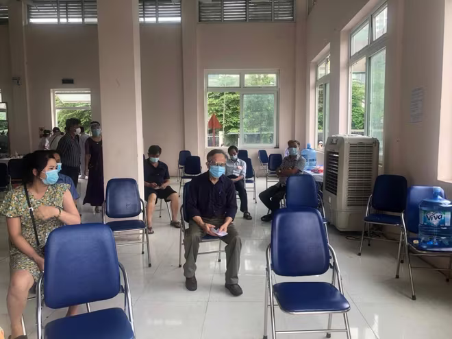 CAQ Nam Từ Liêm bố trí cho người dân chỗ ngồi đảm bảo khoảng cách an toàn để phòng chống dịch bệnh CAQ Nam Từ Liêm bố trí cho người dân chỗ ngồi đảm bảo khoảng cách an toàn để phòng chống dịch bệnh