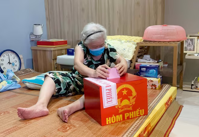 Tại khu vực bỏ phiếu số 9, tổ dân phố 17, phường Xuân Đỉnh lực lượng CAQ phối hợp với các thành viên tổ bầu cử mang hòm phiếu phụ đến tận nhà người già yếu để bỏ phiếu bầu cử Tại khu vực bỏ phiếu số 9, tổ dân phố 17, phường Xuân Đỉnh lực lượng CAQ phối hợp với các thành viên tổ bầu cử mang hòm phiếu phụ đến tận nhà người già yếu để bỏ phiếu bầu cử