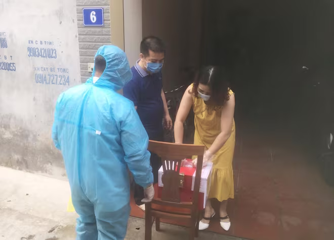 Quyết tâm thực hiện thắng lợi nhiệm vụ kép đảm bảo an toàn phòng chống dịch Covid 19 và thực hiện quyền và nghĩa vụ công dân trong ngày bầu cử, cán bộ chiến sỹ CAQ phối hợp với các thành viên tổ bầu cử mang hòm phiếu phụ đến từng người dân bị cách ly để tham gia bỏ phiếu Quyết tâm thực hiện thắng lợi nhiệm vụ kép đảm bảo an toàn phòng chống dịch Covid 19 và thực hiện quyền và nghĩa vụ công dân trong ngày bầu cử, cán bộ chiến sỹ CAQ phối hợp với các thành viên tổ bầu cử mang hòm phiếu phụ đến từng người dân bị cách ly để tham gia bỏ phiếu