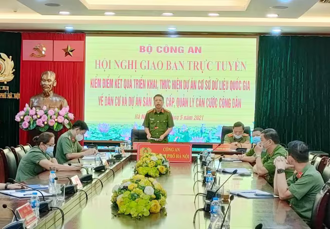 Đại tá Nguyễn Hồng Ky, Phó Giám đốc CATP Hà Nội tham luận tại Hội nghị giao ban trực tuyến kiểm điểm kết quả triển khai 2 dự án Đại tá Nguyễn Hồng Ky, Phó Giám đốc CATP Hà Nội tham luận tại Hội nghị giao ban trực tuyến kiểm điểm kết quả triển khai 2 dự án