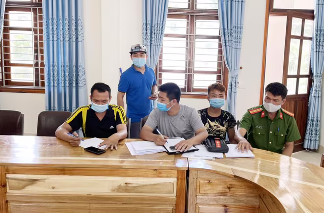 Với sự hỗ trợ của Công an huyện Kỳ Sơn, các CBCS CAQ Nam Từ Liêm đã bắt giữ được đối tượng Seo Văn Đón Với sự hỗ trợ của Công an huyện Kỳ Sơn, các CBCS CAQ Nam Từ Liêm đã bắt giữ được đối tượng Seo Văn Đón