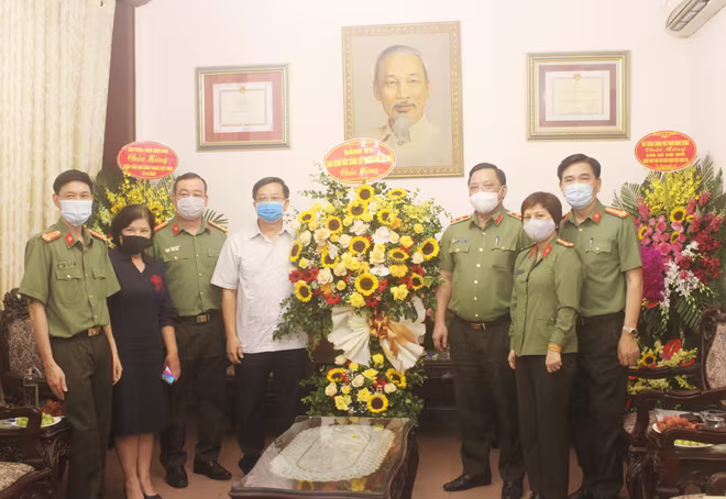 Trung tướng Nguyễn Hải Trung và đoàn công tác CATP thăm và chúc mừng Báo Hà Nội mới Trung tướng Nguyễn Hải Trung và đoàn công tác CATP thăm và chúc mừng Báo Hà Nội mới