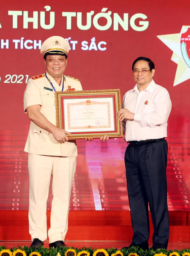 Thủ tướng Chính phủ Phạm Minh Chính trao Bằng khen của Thủ tướng Chính phủ cho CATP Hà Nội. Trung tướng Nguyễn Hải Trung, Ủy viên Ban Thường vụ Thành ủy, Bí thư Đảng ủy, Giám đốc CATP thay mặt CBCS Công an Thủ đô đón nhận vinh dự này