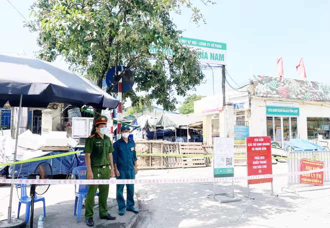 Dưới cái nắng chói chang, các lực lượng làm nhiệm vụ tranh thủ bóng mát để hoàn thành nhiệm vụ kiểm soát chợ đầu mối phía Nam Dưới cái nắng chói chang, các lực lượng làm nhiệm vụ tranh thủ bóng mát để hoàn thành nhiệm vụ kiểm soát chợ đầu mối phía Nam