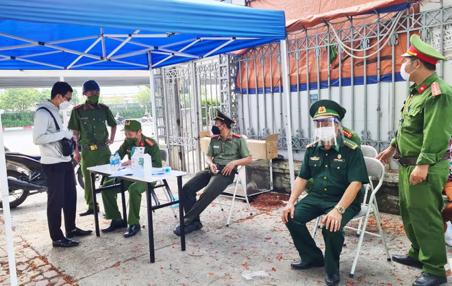 Chốt kiểm soát liên ngành lập biên bản người ra ngoài đường không có lý do Chốt kiểm soát liên ngành lập biên bản người ra ngoài đường không có lý do