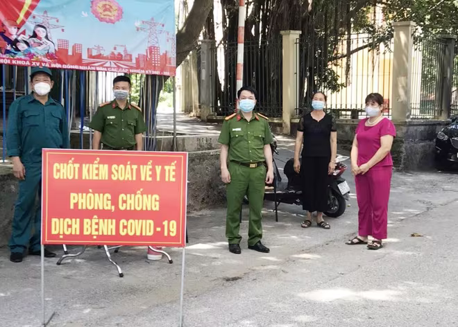 Cùng với CBCS, chỉ huy CAP cũng tham gia chốt kiểm soát y tế phòng chống dịch bệnh Covid-19 Cùng với CBCS, chỉ huy CAP cũng tham gia chốt kiểm soát y tế phòng chống dịch bệnh Covid-19