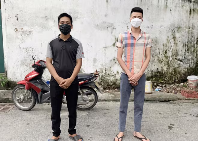 Hai nam thanh niên mang súng săn đi bắn chim trong ngày thực hiện giãn cách xã hội Hai nam thanh niên mang súng săn đi bắn chim trong ngày thực hiện giãn cách xã hội