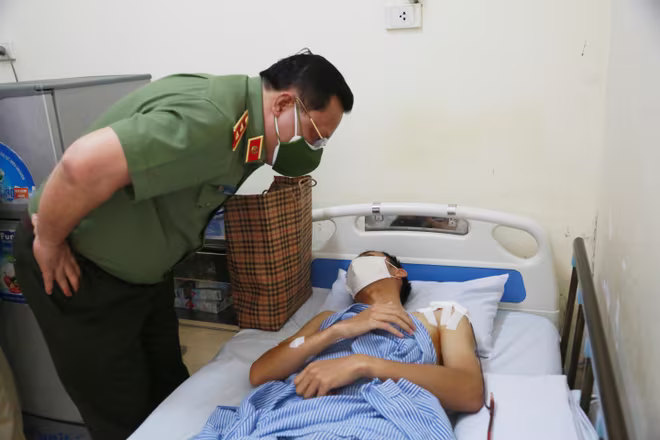 Trung tướng Nguyễn Hải Trung ân cần thăm hỏi Thượng úy Nguyễn Duy Khánh Trung tướng Nguyễn Hải Trung ân cần thăm hỏi Thượng úy Nguyễn Duy Khánh