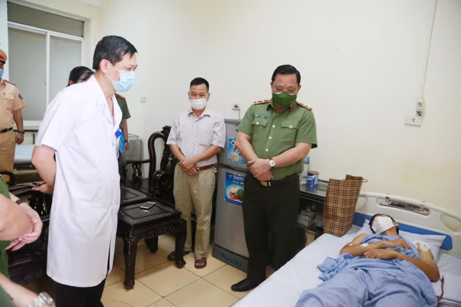 Trung tướng Nguyễn Hải Trung, Ủy viên Ban Thường vụ Thành ủy, Bí thư Đảng ủy, Giám đốc Công an thành phố Hà Nội và Đại tá, PGS.TS Hoàng Thanh Tuyền, Giám đốc Bệnh viện 19-8 Bộ Công an cùng thăm hỏi Thượng úy Nguyễn Duy Khánh Trung tướng Nguyễn Hải Trung, Ủy viên Ban Thường vụ Thành ủy, Bí thư Đảng ủy, Giám đốc Công an thành phố Hà Nội và Đại tá, PGS.TS Hoàng Thanh Tuyền, Giám đốc Bệnh viện 19-8 Bộ Công an cùng thăm hỏi Thượng úy Nguyễn Duy Khánh