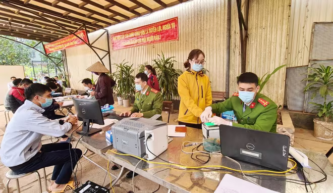 Khá đông công nhân có nhu cầu làm CCCD ngay tại nơi lao động sản xuất Khá đông công nhân có nhu cầu làm CCCD ngay tại nơi lao động sản xuất