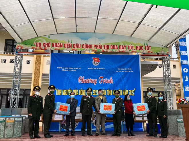Tặng quà cho 3 phân trường của trường Mầm non Lũng Gà Tặng quà cho 3 phân trường của trường Mầm non Lũng Gà