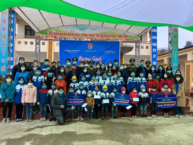 Những món quà ý nghĩa của Phòng An ninh chính trị nội bộ CATP Hà Nội làm vơi đi những khó khăn của học sinh vùng cao Những món quà ý nghĩa của Phòng An ninh chính trị nội bộ CATP Hà Nội làm vơi đi những khó khăn của học sinh vùng cao