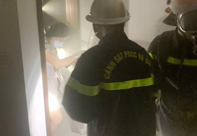 CBCS cứu nạn đeo bình thở, tiếp cận những người mắc kẹt CBCS cứu nạn đeo bình thở, tiếp cận những người mắc kẹt