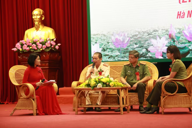 Thượng tá Lê Đức Đoàn, thương binh, nguyên cán bộ Đội CSGT số 1 Phòng CSGT - CATP Hà Nội chia sẻ những câu chuyện trong quá trình công tác của mình Thượng tá Lê Đức Đoàn, thương binh, nguyên cán bộ Đội CSGT số 1 Phòng CSGT - CATP Hà Nội chia sẻ những câu chuyện trong quá trình công tác của mình