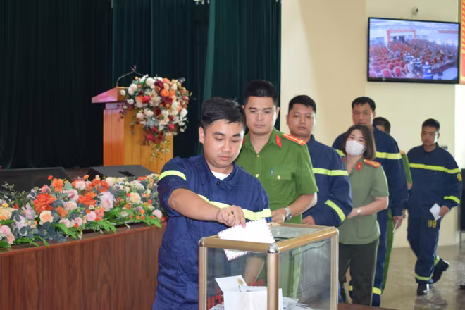 CBCS Công an tỉnh Hưng Yên quyên góp ủng gia đình 3 liệt sỹ CAQ Cầu Giấy, Hà Nội CBCS Công an tỉnh Hưng Yên quyên góp ủng gia đình 3 liệt sỹ CAQ Cầu Giấy, Hà Nội