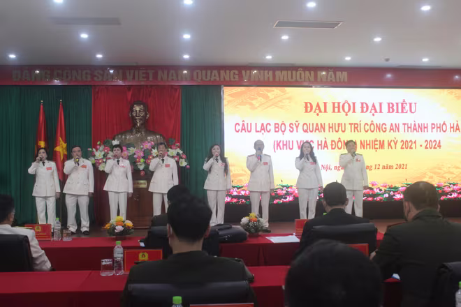 Qua nhiều năm xây dựng, thông qua các hoạt động văn nghệ, thể dục thể thao, dưới mái nhà chung Câu lạc bộ sỹ quan hưu trí CATP Hà Nội khu vực Hà Đông các hội viên càng thêm gắn bó, đoàn kết Qua nhiều năm xây dựng, thông qua các hoạt động văn nghệ, thể dục thể thao, dưới mái nhà chung Câu lạc bộ sỹ quan hưu trí CATP Hà Nội khu vực Hà Đông các hội viên càng thêm gắn bó, đoàn kết