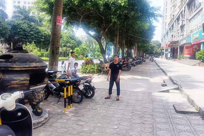 Cơ quan CSĐT CAH Thanh Oai thực hiện dẫn giải 2 đối tượng Vũ Đức Đạt và Lê Văn Mạnh đến hiện trường một vụ trộm cắp xe máy Cơ quan CSĐT CAH Thanh Oai thực hiện dẫn giải 2 đối tượng Vũ Đức Đạt và Lê Văn Mạnh đến hiện trường một vụ trộm cắp xe máy