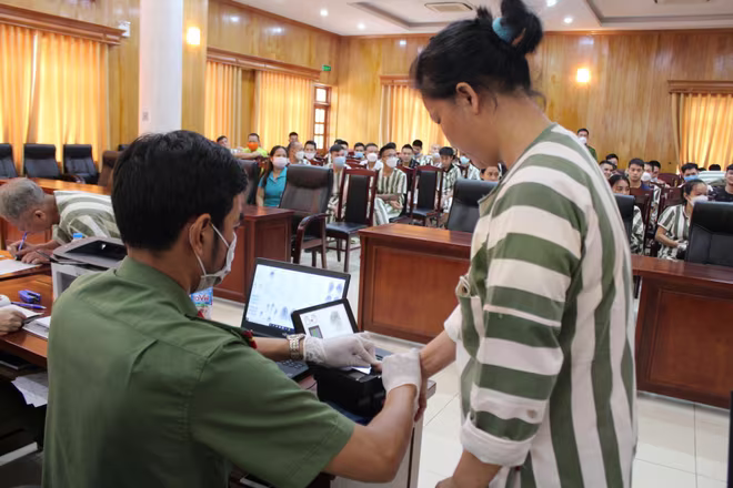 Tổ chức cấp CCCD gắn chíp cho các phạm nhân được đặc xá tại Trại tạm giam số 1 - CATP Hà Nội Tổ chức cấp CCCD gắn chíp cho các phạm nhân được đặc xá tại Trại tạm giam số 1 - CATP Hà Nội