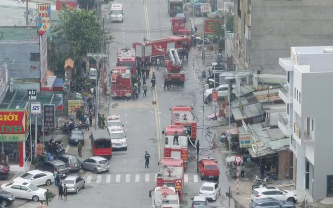 Hàng chục xe cứu hỏa đã có mặt tại hiện trường chữa cháy và tìm kiếm người bị nạn Hàng chục xe cứu hỏa đã có mặt tại hiện trường chữa cháy và tìm kiếm người bị nạn