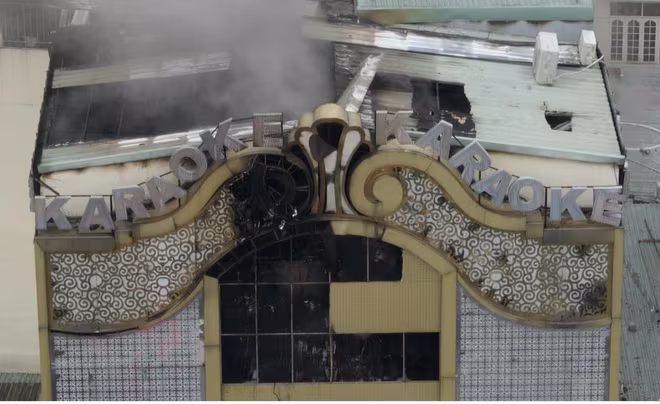 Mặt phía trước của quán karaoek bị thiêu rụi Mặt phía trước của quán karaoek bị thiêu rụi